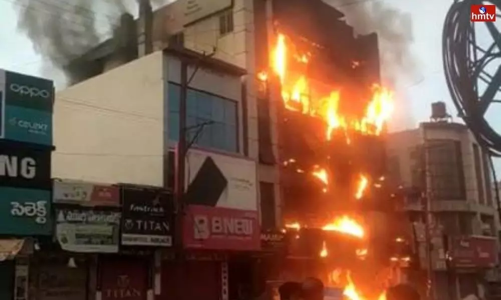 Huge Fire Accident in Warangal Restaurant and 3 Shops Completely Burnt | Live News