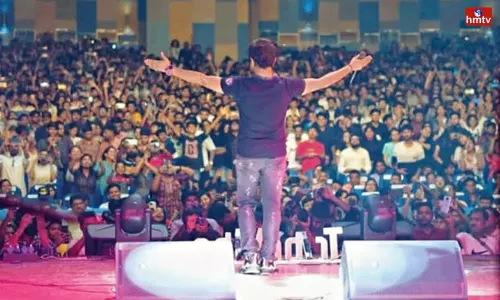 Bouncers had to Spray Foam IN Nazrul Mancha Auditorium Bouncers had to Spray Foam IN Nazrul Mancha Auditorium