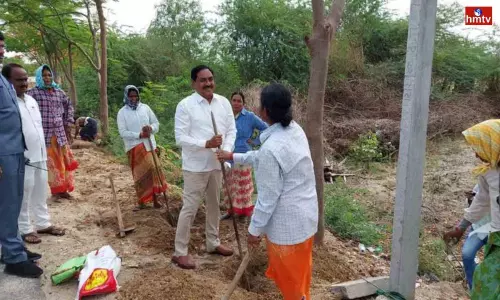 Minister Errabelli Dayakar Rao Worked With Laborers in Janagama District