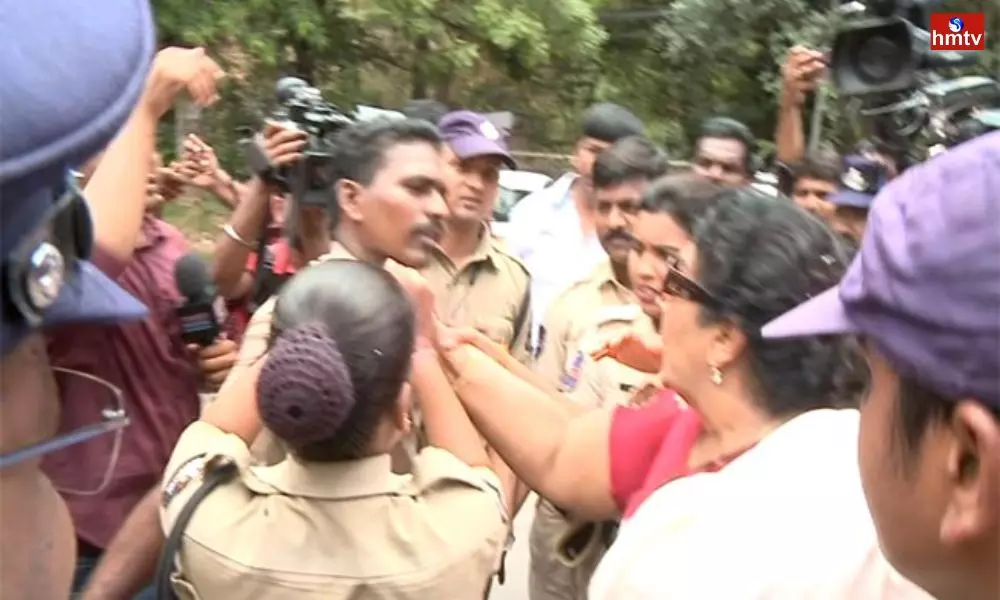 Congress Leader Renuka Chowdhury Holds cops Collar