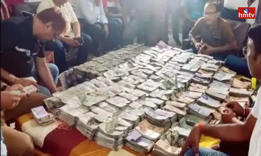 Money in the House of a Drugs Inspector from Bihar