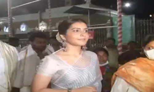 Rashi Khanna Visits Tirumala | Movie News Rashi Khanna Visits Tirumala | Movie News