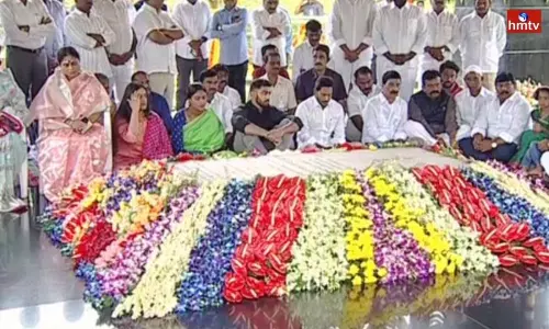 CM Jagan And Family Members Pays Tributes to YSR | AP News