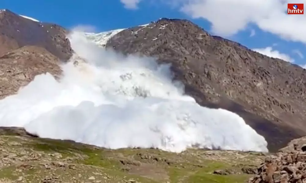 British Tourists Survive Avalanche in Tian Shan Mountains of Kyrgyzstan