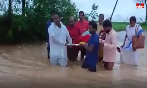 Pregnant Lady Stuck In Heavy Rains Pregnant Lady Stuck In Heavy Rains