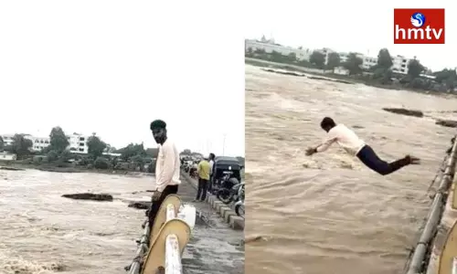 వరదలోకి దూకిన యువకుడు.. సోషల్‌ మీడియాలో కలకలం రేపుతున్న వీడియో