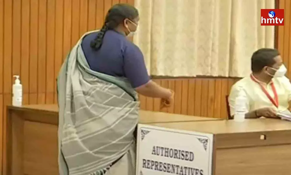 MLA Seethakka Votes NDA Candidate in Presidential Election
