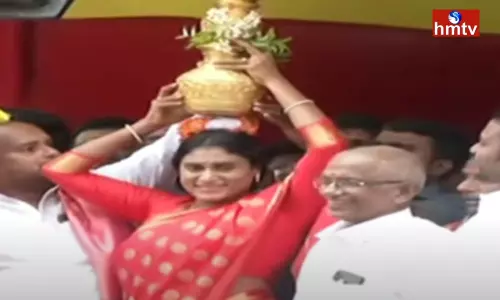 YSRTP Chief Sharmila Celebrates Bonalu in Lal Darwaja Temple