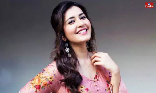 Netizens are commenting that Rashi Khannas Lip Locks do Not Work Out at All