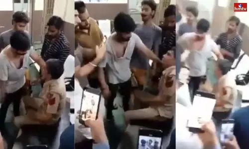 Delhi Policeman Was Beaten by a Crowd Inside Police Station
