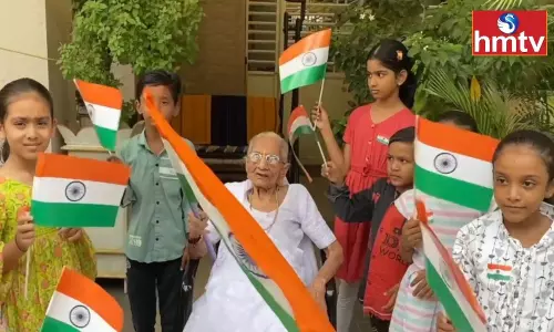 Har Ghar Tiranga: PM Modis Mother Hiraba Distributes National Flags Har Ghar Tiranga: PM Modis Mother Hiraba Distributes National Flags