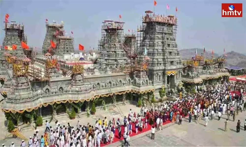 Devotees Huge Rush at Yadadri Temple