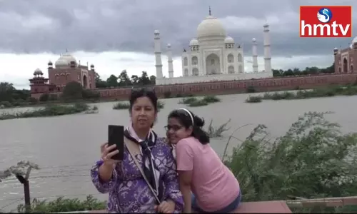 New Selfie Point Near Taj Mahal After Yamuna Water Level Increase in Agra New Selfie Point Near Taj Mahal After Yamuna Water Level Increase in Agra