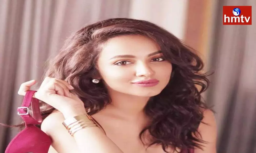 Tejaswi Madivada Shocking Comments About the Kissing Scenes
