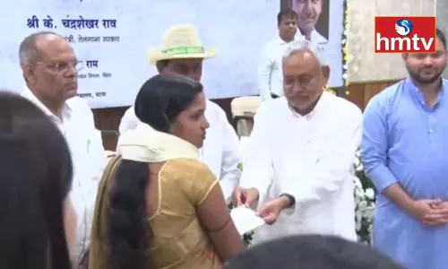 CM KCR Distribute Cheques to Galwan Bravemen