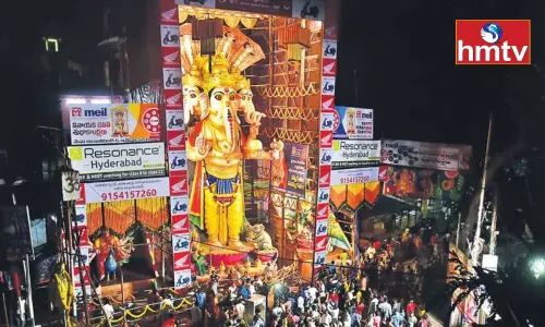 Huge Rush of Devotees at Khairatabad Ganesh Pandal