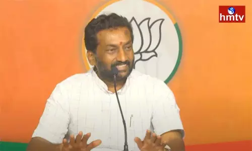 MLC Kavitha Photo With Ramachandra Pillai At Tirumala