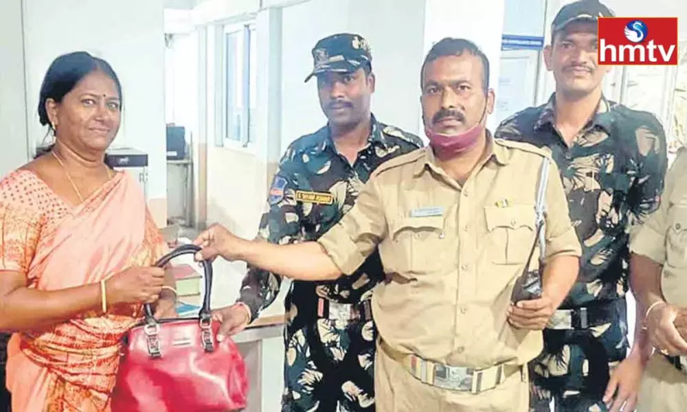 Hyderabad Police Handover Handbag Lost by Woman