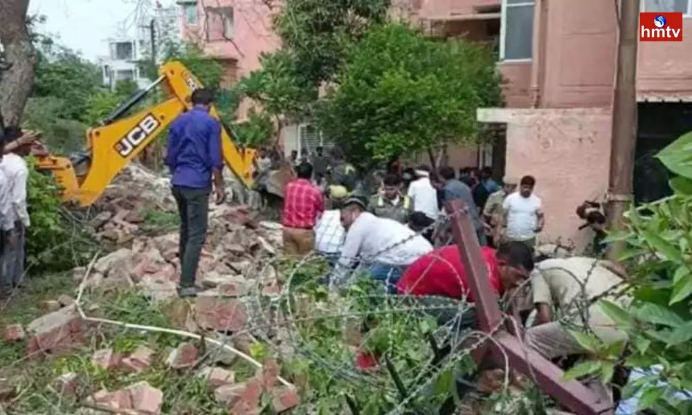 Wall Collapses in Noida Sector 21 | Telugu News