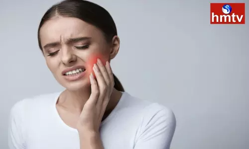 Toothache with a mixture of salt, lemon and onion