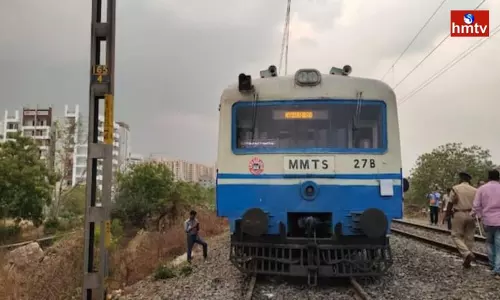 MMTS Train Stopped at Begumpet MMTS Train Stopped at Begumpet