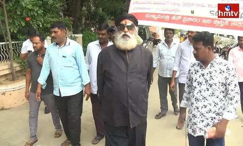 Tadipatri Municipal Chairman JC Prabhakar Reddy Staged a protest on the road Tadipatri Municipal Chairman JC Prabhakar Reddy Staged a protest on the road