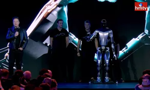Tesla CEO Elon Musk Showcases Humanoid Robot Optimus Tesla CEO Elon Musk Showcases Humanoid Robot Optimus