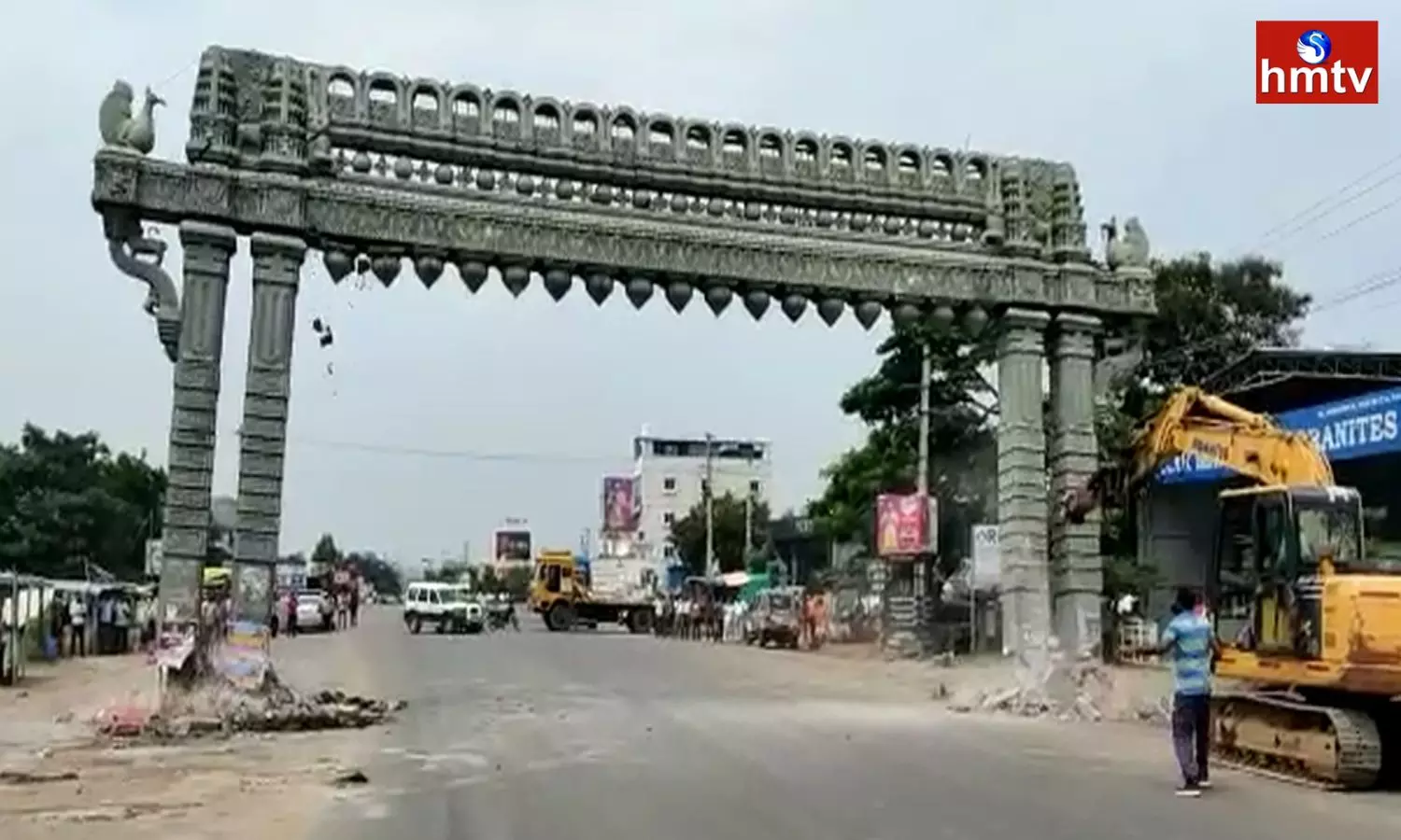 Municipal Staff Demolished Kakatiya Kala Thoranam in Khammam