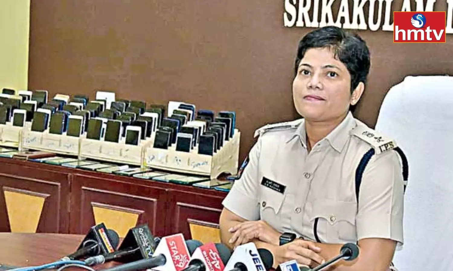 Phones Handed Over To Owners in Srikakulam Phones Handed Over To Owners in Srikakulam