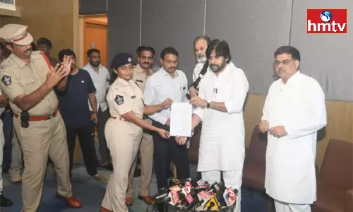 AP Police Notice to Pawan Kalyan To Leave Visakhapatnam