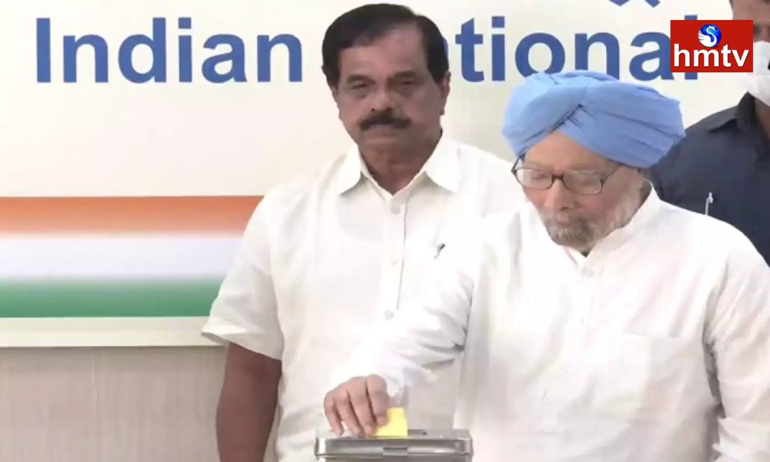 Ex PM Manmohan Singh Cast his Vote in Delhi