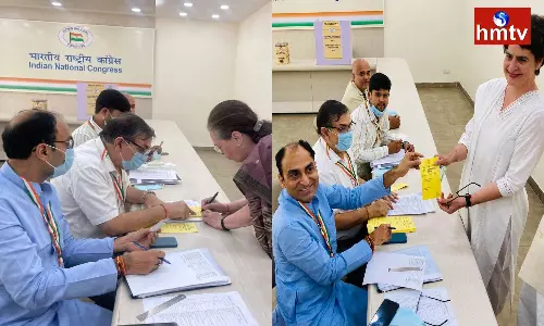 Sonia Gandhi And Priyanka Gandhi Casts His Vote in Delhi