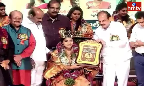 hmtv Anchor Jyotsna Nitish Received the Award as the Best News Presenter