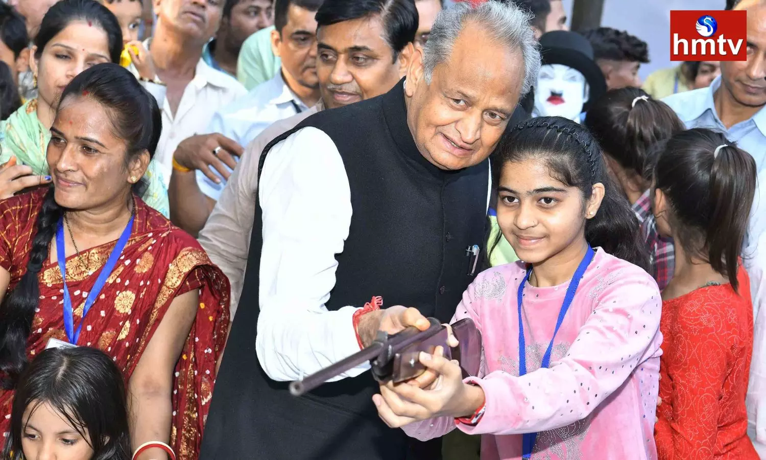 Rajasthan CM Ashok Gehlot Celebrate Diwali with the Children Lost their Parents to Covid 19
