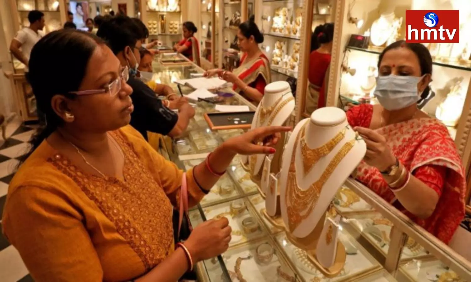 Gold And Silver Shops Crowded With Buyers