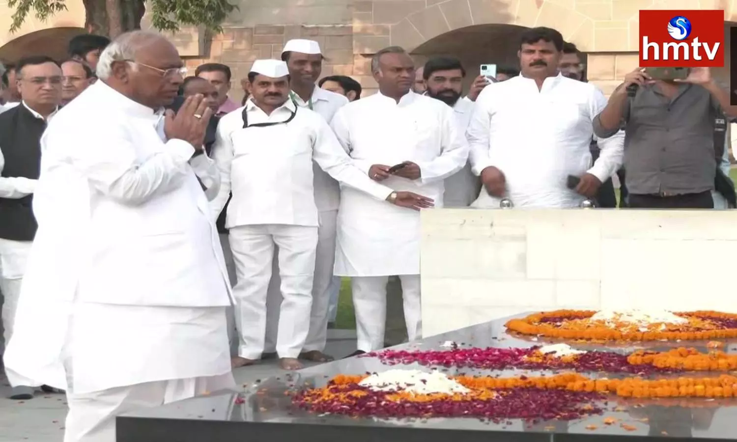 Kharge Pays Tribute to Mahatma Gandhi at Rajghat