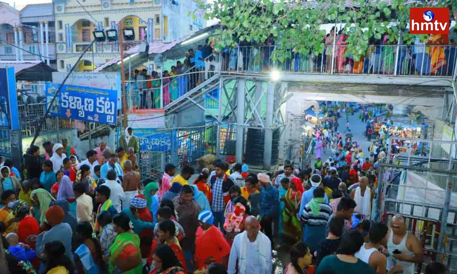 Huge Devotees Crowd At Vemulawada Sri Raja Rajeswara Swamy Temple