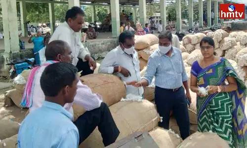 farmers complain that traders have reduced the price of cotton