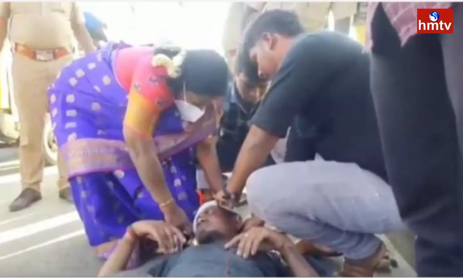 Governor Tamilisai Gives First Aid to a Young Man Suffered a Head Injury in a High Way