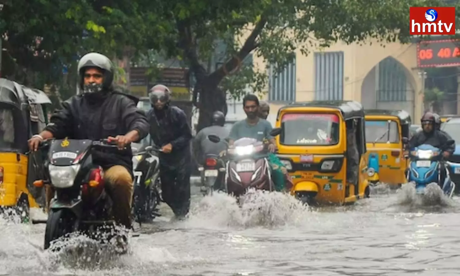 All the roads of the districts around Chennai were flooded