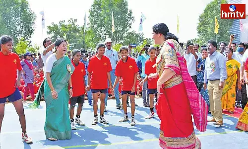 కబడ్డీ ఆడిన మంత్రి సత్యవతి రాథోడ్.. ఎంపీ మాలోత్ కవిత...!