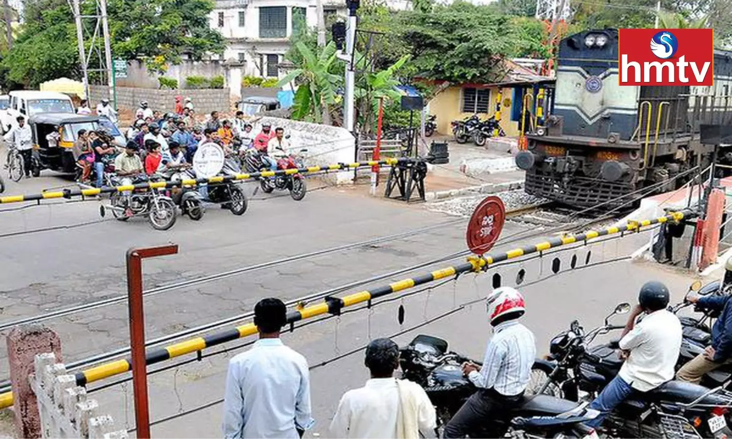 Indian Railways Warning to Motorists 6 Months Imprisonment if not Listened to Fine of 1000 Rupees