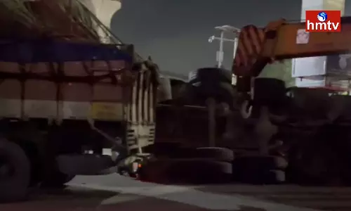 Two Lorries Collided  At Nalgonda Intersection In Hyderabad