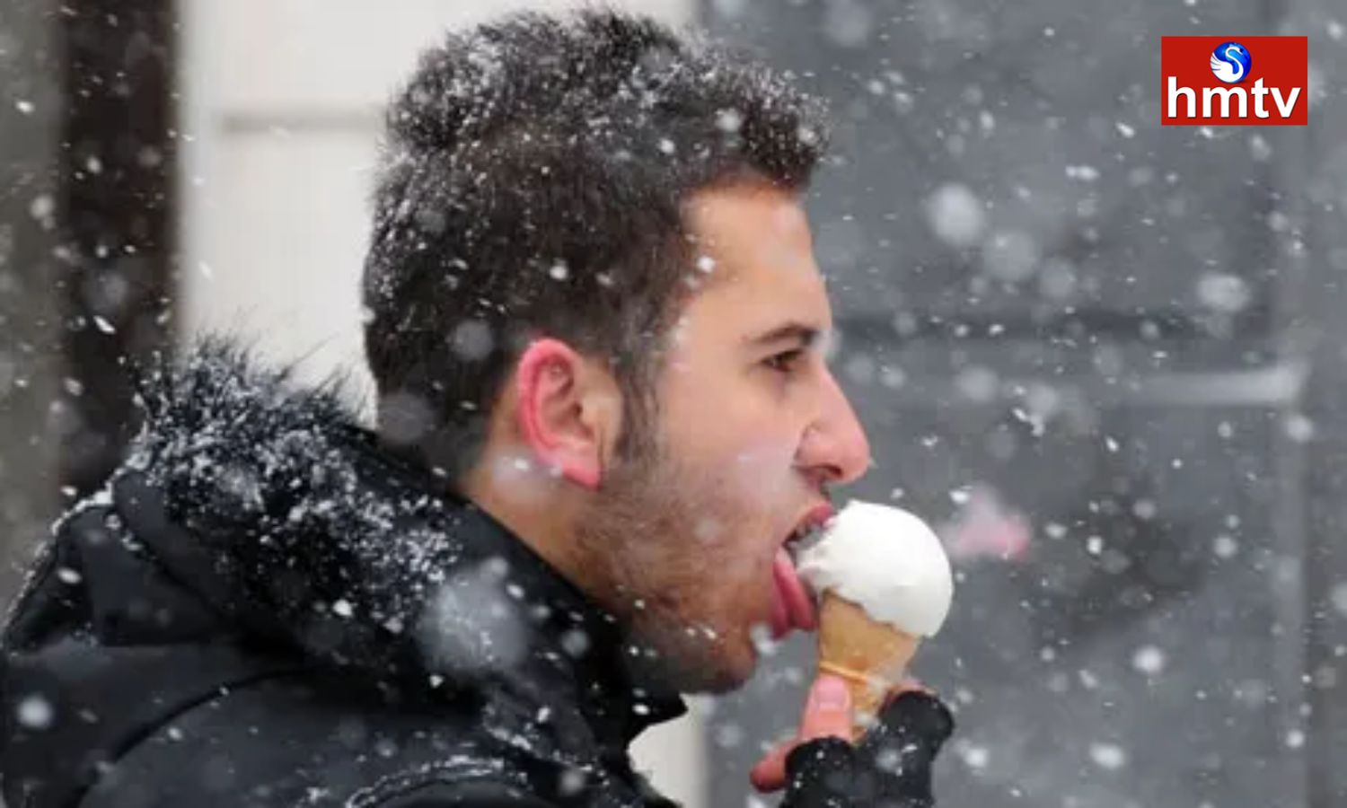 Легче переношу холод. Мороженое зимой. Человек ест мороженое. Мороженое зимой на улице. Есть мороженое зимой на улице.