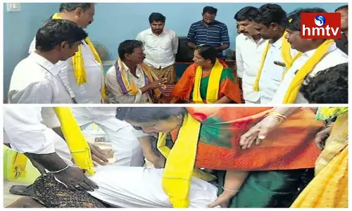 Paritala Sunitha: పరిటాల సునీత కాళ్లపై పడిన వ్యక్తి