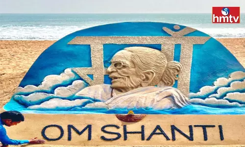 Sand Artist Sudarsan Pattnaik Paid Tribute to Modi Mother in This way Sand Artist Sudarsan Pattnaik Paid Tribute to Modi Mother in This way