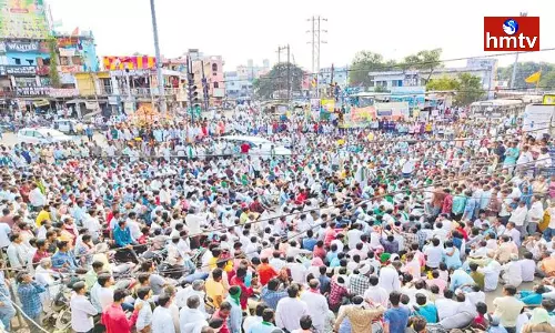 Cotton Farmers On The Road In Asifabad