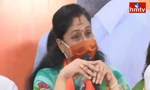 Vijaya Shanthi Comments on KCR