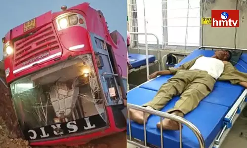 Asifabad: ఛాతీలో నొప్పితో దూకేసిన ఆర్టీసీ డ్రైవర్‌.. బస్సు బోల్తా