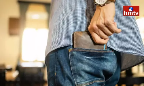 Side Effects of Keeping a Purse in the Back Pocket of Pants Side Effects of Keeping a Purse in the Back Pocket of Pants